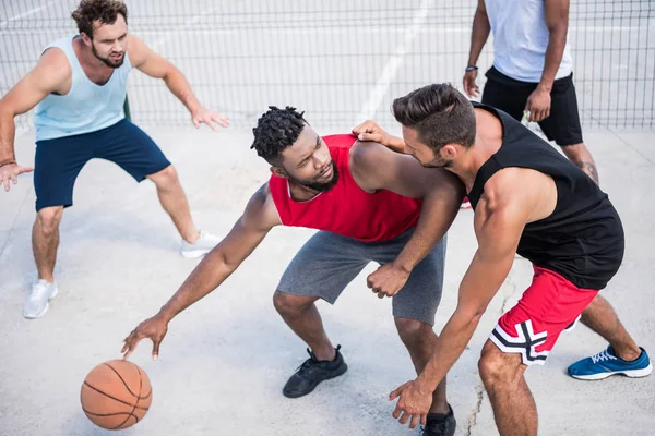 Jogadores de basquete multiétnicos — Fotografia de Stock