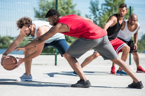 Hommes jouant au basket — Photo de stock