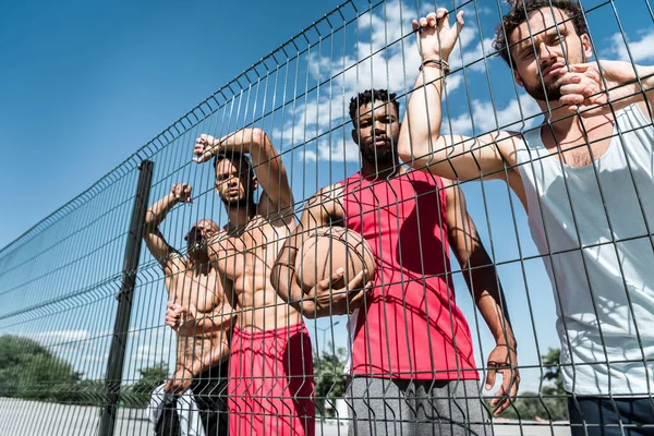 Jugadores de baloncesto multiculturales - foto de stock