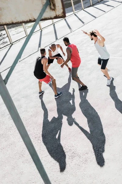 Joueurs de basket multiethniques — Photo de stock