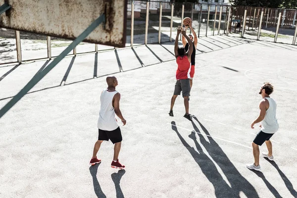 Joueurs de basket multiethniques — Photo de stock