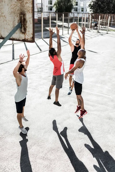 Jogadores de basquete multiétnicos — Fotografia de Stock