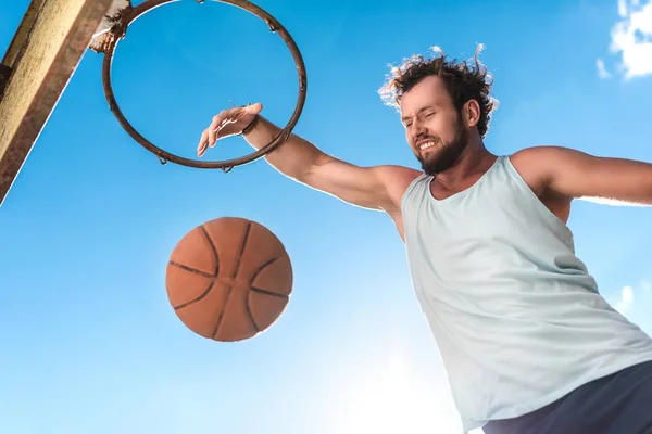 Мужчина играет в баскетбол — стоковое фото