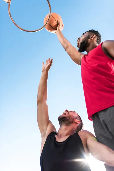 Jugadores de baloncesto multiculturales - foto de stock