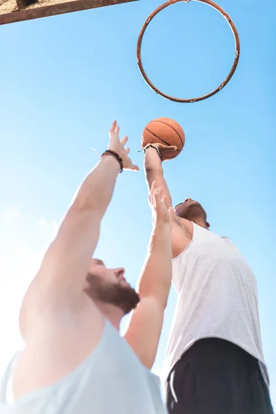 Men playing basketball — Stock Photo