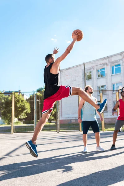 Hommes jouant au basket — Photo de stock