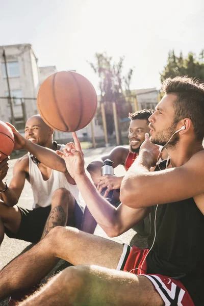 Equipo multiétnico de baloncesto - foto de stock