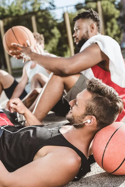 Multiethnic basketball team — Stock Photo