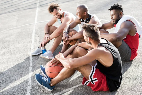 Équipe de basket multiethnique — Photo de stock