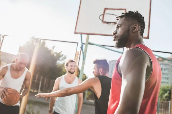 Jugadores multiétnicos de baloncesto - foto de stock