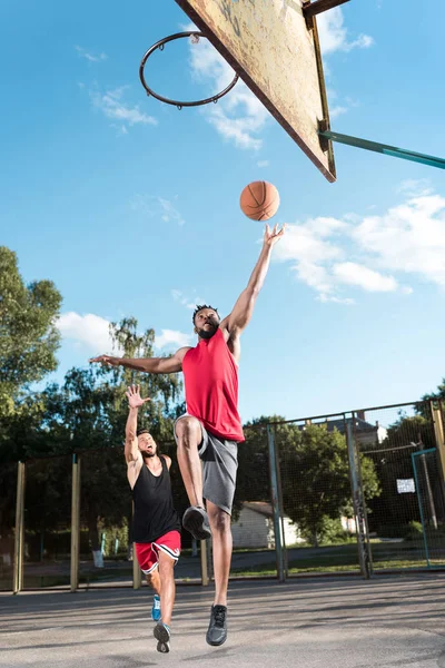 Jugadores de baloncesto multiculturales - foto de stock