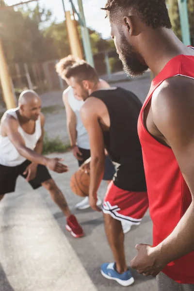 Jogadores de basquete multiétnicos — Fotografia de Stock