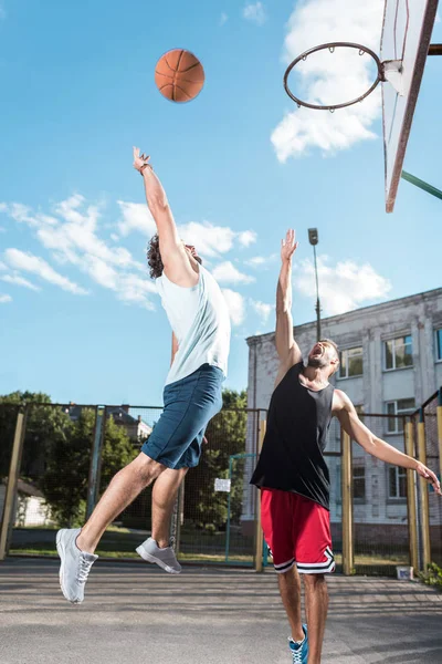 Hommes jouant au basket — Photo de stock