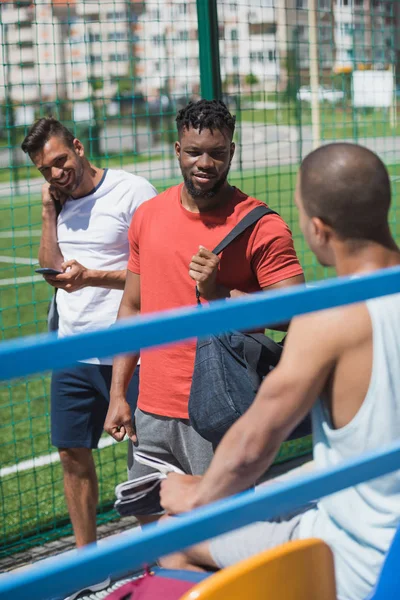 Multikulti-Männer im Stadion — Stockfoto