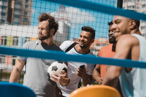 Equipo de fútbol multicultural - foto de stock