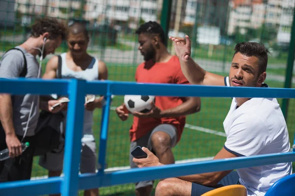 Equipo de fútbol multicultural - foto de stock