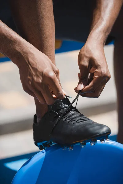 Hombre atando cordones - foto de stock