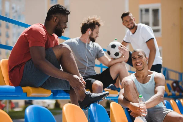 Equipo de fútbol multicultural - foto de stock