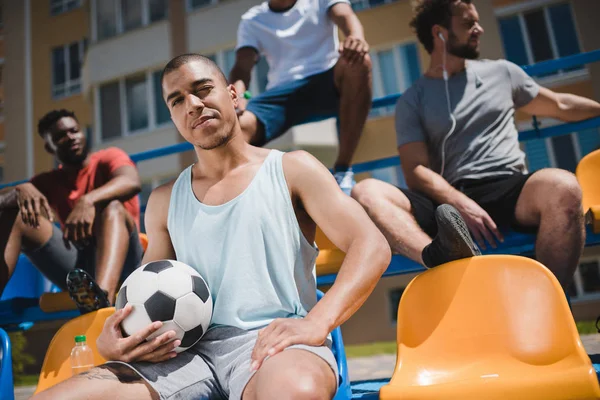 Equipo de fútbol multicultural - foto de stock