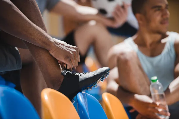 Uomo allacciatura lacci delle scarpe — Foto stock