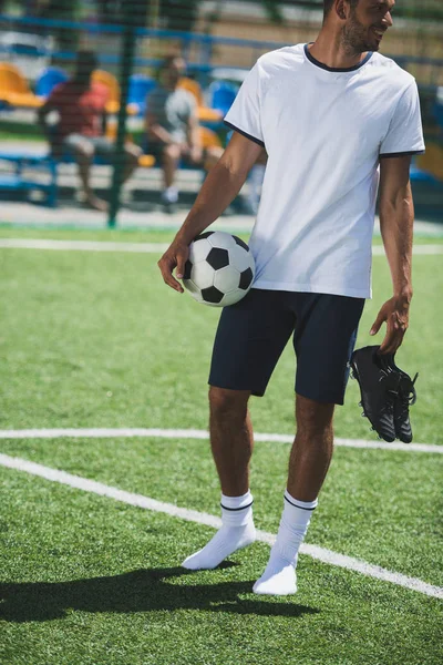 Giocatore di calcio con palla — Foto stock