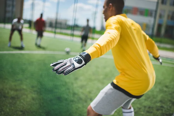 Portero afroamericano en pitch - foto de stock