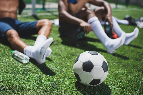 Giocatori di calcio e palla — Foto stock