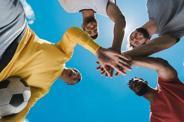 Equipo multiétnico de fútbol - foto de stock