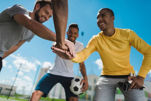 Equipo multiétnico de fútbol - foto de stock