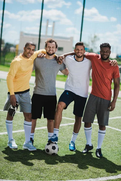 Equipo multiétnico de fútbol - foto de stock