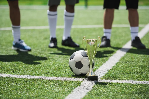 Copa y pelota de fútbol - foto de stock