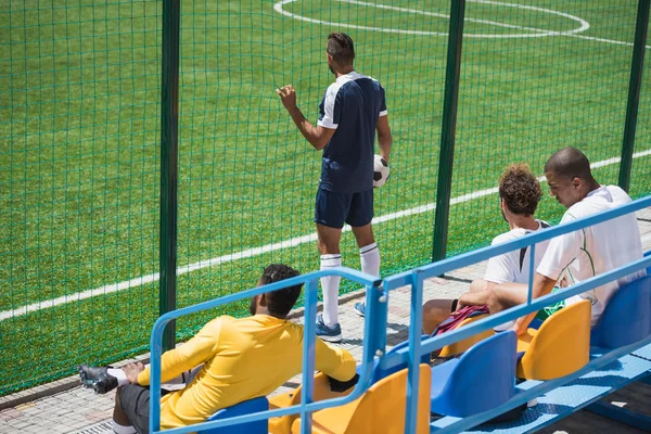 Equipo de fútbol en el estadio - foto de stock