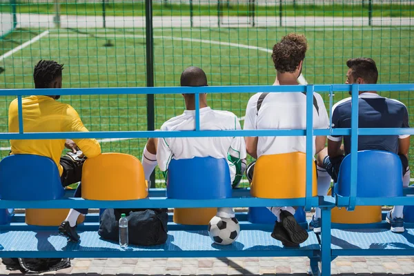 Equipo de fútbol multicultural - foto de stock