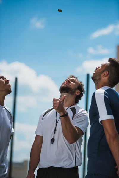 Referee and soccer players — Stock Photo