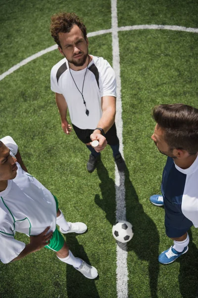 Arbitre et joueurs de football — Photo de stock