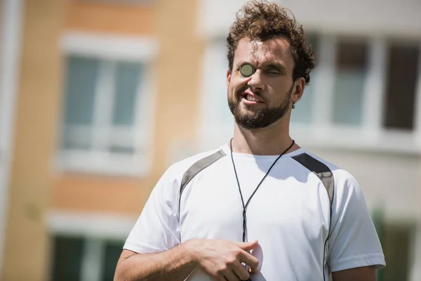 Arbitre de football avec pièce — Photo de stock