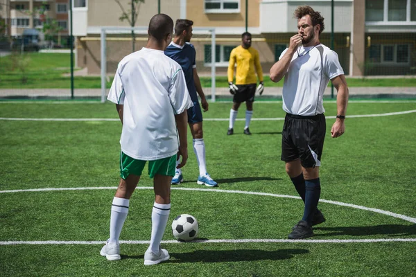 Jogadores de futebol multiétnicos — Fotografia de Stock