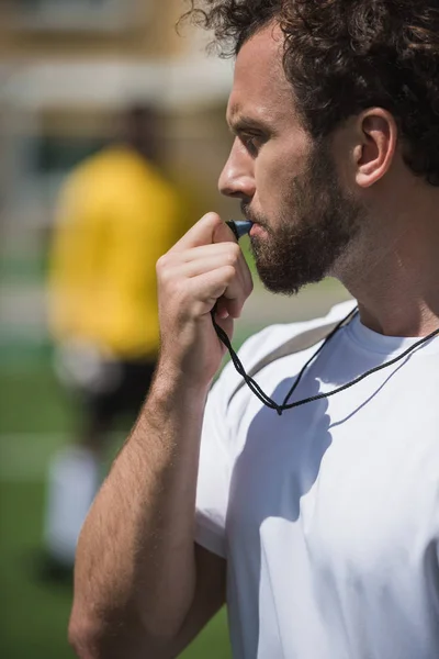 Arbitro di calcio con fischietto — Foto stock