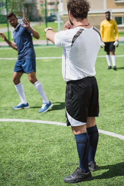 Joueurs de soccer multiethniques — Photo de stock