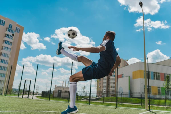 Giocatore di calcio con palla — Foto stock