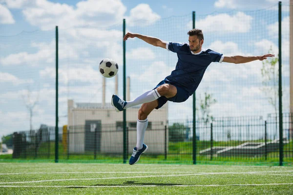 Giocatore di calcio con palla — Foto stock