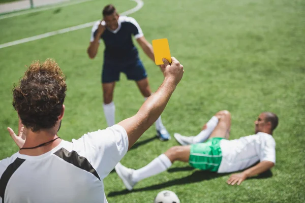 Arbitre montrant carton jaune — Photo de stock