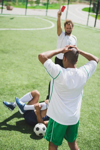 Jogadores de futebol em campo — Fotografia de Stock