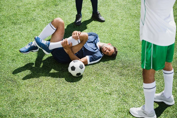 Jugadores de fútbol en el campo - foto de stock