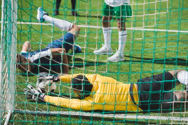 Joueurs de football sur le terrain — Photo de stock