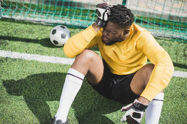 Portero afroamericano en pitch - foto de stock