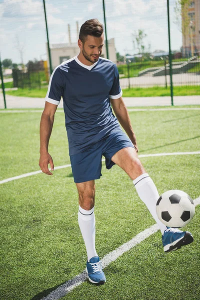 Giocatore di calcio con palla — Foto stock