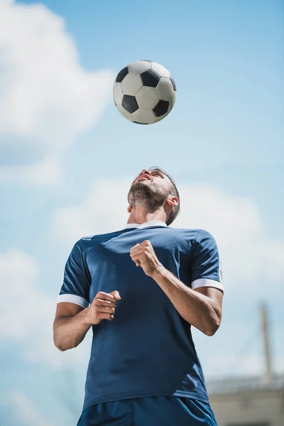 Giocatore di calcio con palla — Foto stock