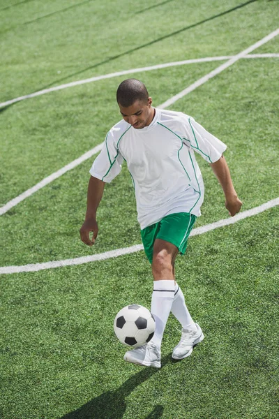 Jugador de fútbol afroamericano - foto de stock