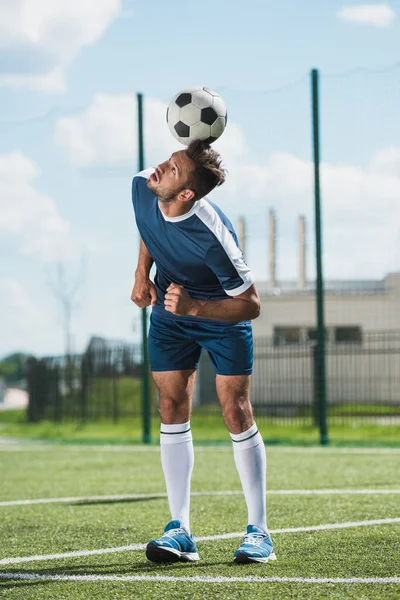Giocatore di calcio con palla — Foto stock